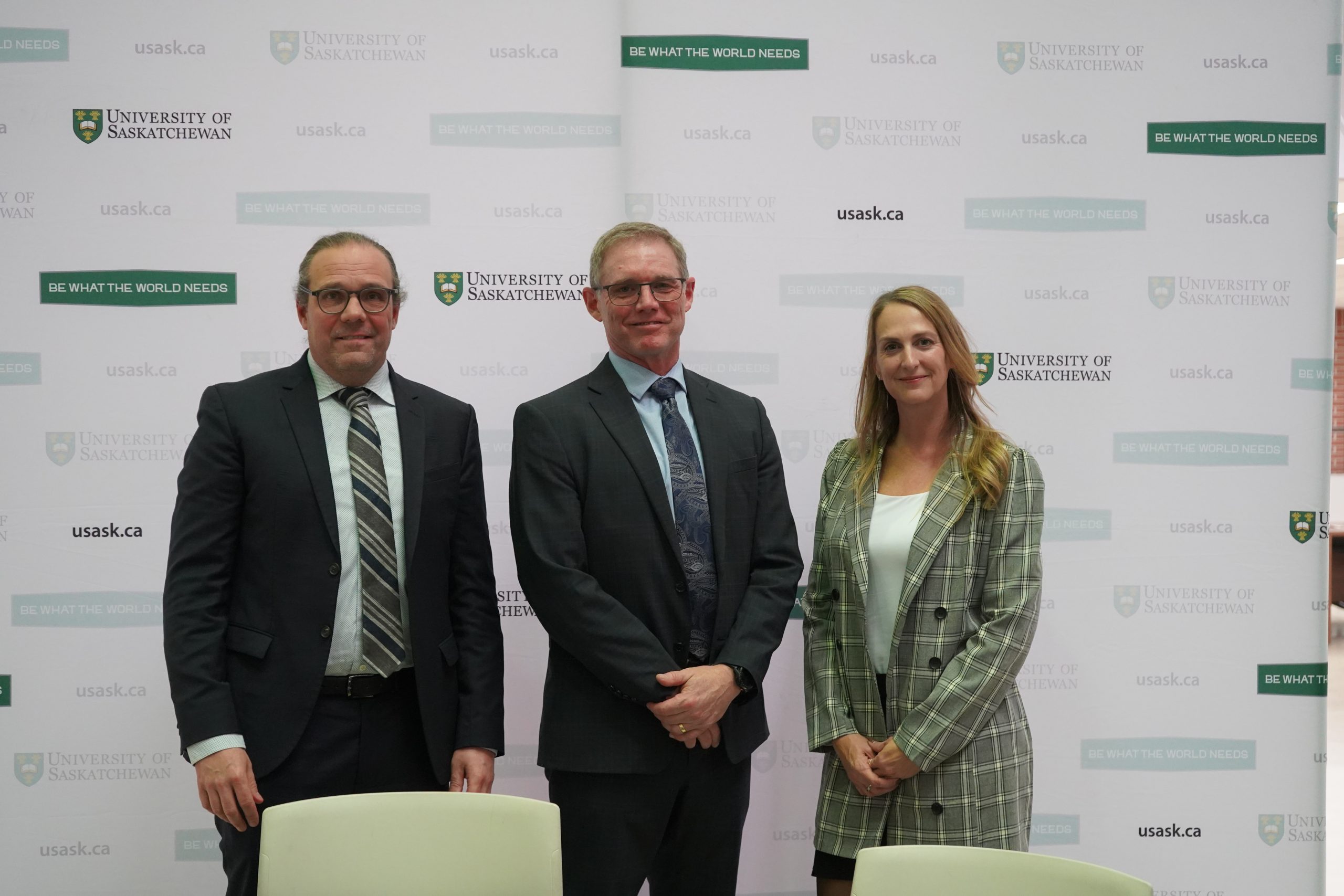 DSC01933 Dr. Christopher Yost, Vice-President (Research)at the U of R; Dr. Stephen Bushby, Vice-President of Science & Technology at CNL; Dr. Amy Gottschling, Vice-President of Science, Technology, and Commercial Oversight at AECL; and Dr. Terry Fonstad, Associate Vice-President of Research (Ethics and Infrastructure) at the U of S at the signing of new agreements bringing the U of R and the U of S CNL’s Academic Partnership Program. (Photo courtesy of the U of S)