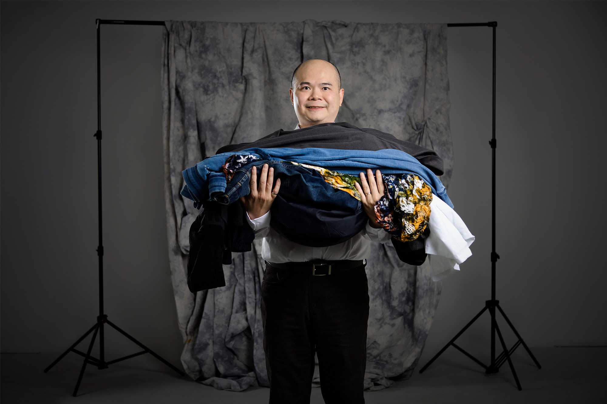 URP3524-web Dr. Kelvin Tsun Wai Ng, who has been awarded a Tier 1 Canada Research Chair in Environmental Sustainability, is pictured here during an earlier research project creating a viable engineering and business-management framework to collect, process, and recycle clothing and textiles—helping to create a circular economy and cut down on how much ends up in our landfills. (Photo by Trevor Hopkin)